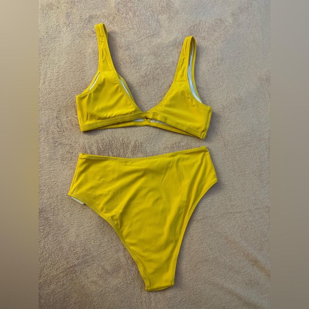 FREE SHIPPING ‼️Cupshe ribbed yellow cheeky bikini set